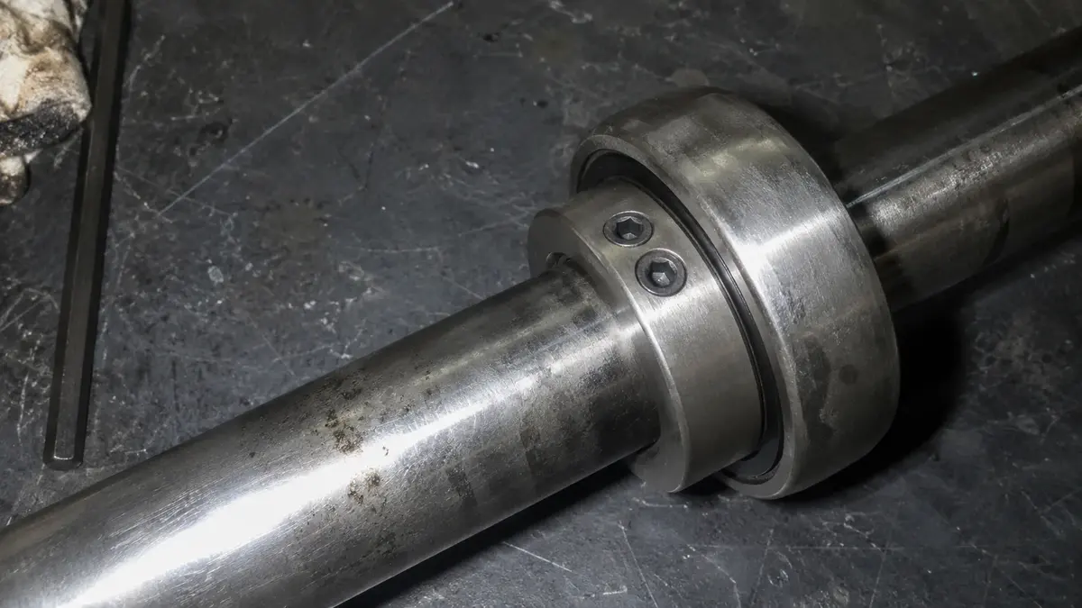 Dua sekrup pengikat soket heksagonal pada sudut sempit di cincin dalam bearing sisipan yang diperpanjang, sehingga poros dijepit pada dua titik kontak
