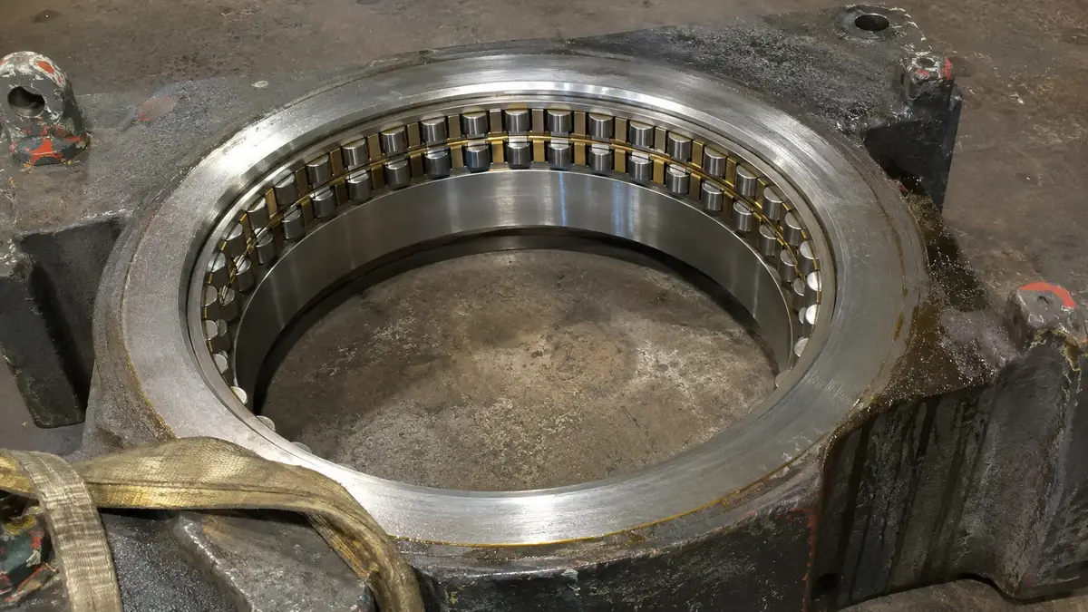 Bearing rol silindris empat baris yang terpasang pada lubang chock mill cor, dengan cincin luar menyentuh rumah bearing di seluruh keliling serta sangkar kuningan hasil pemesinan dan rol di dalamnya, yaitu rakitan yang dipasang melewati cincin dalam yang telah terpasang pada roll selama pergantian roll