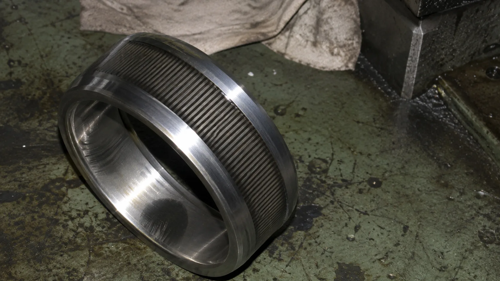 Kerusakan fluting pada cincin dalam bearing, yaitu pola papan cuci paralel yang ditinggalkan pelepasan muatan listrik melalui film pelumas pada motor dengan penggerak inverter dan meningkatkan kebisingan bearing seiring perkembangannya