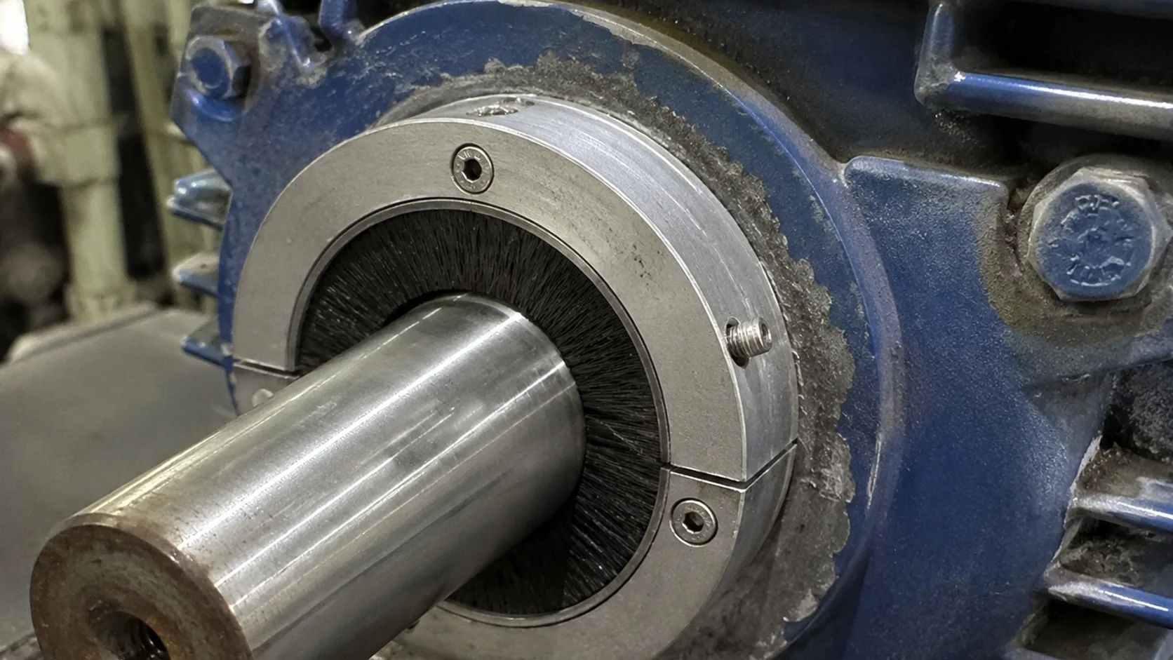 Cincin pembumian konduktif yang dipasang pada poros motor untuk mengalihkan arus poros melalui jalur resistansi rendah menjauhi bearing; tanpa itu, setiap bearing pengganti akan mengalami kerusakan yang sama
