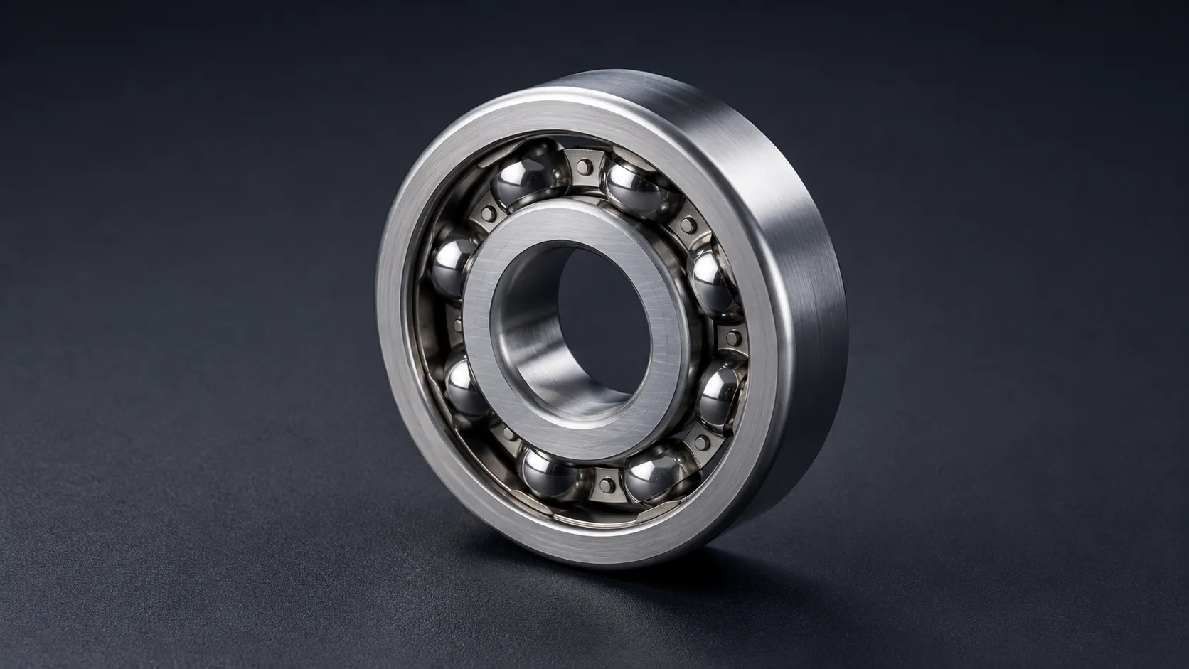 Bearing bola alur dalam memperlihatkan cincin dalam, cincin luar, dan rolling element — arsitektur yang menghasilkan gesekan ~10–100× lebih rendah daripada bantalan luncur