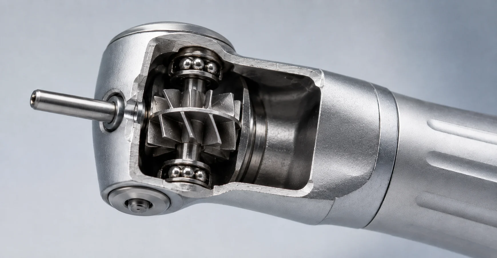 Mặt cắt đầu tay khoan nha khoa tuabin khí cho thấy các vòng bi cầu chính xác siêu nhỏ đỡ rotor tuabin có cánh ở tốc độ đến 500.000 vòng/phút